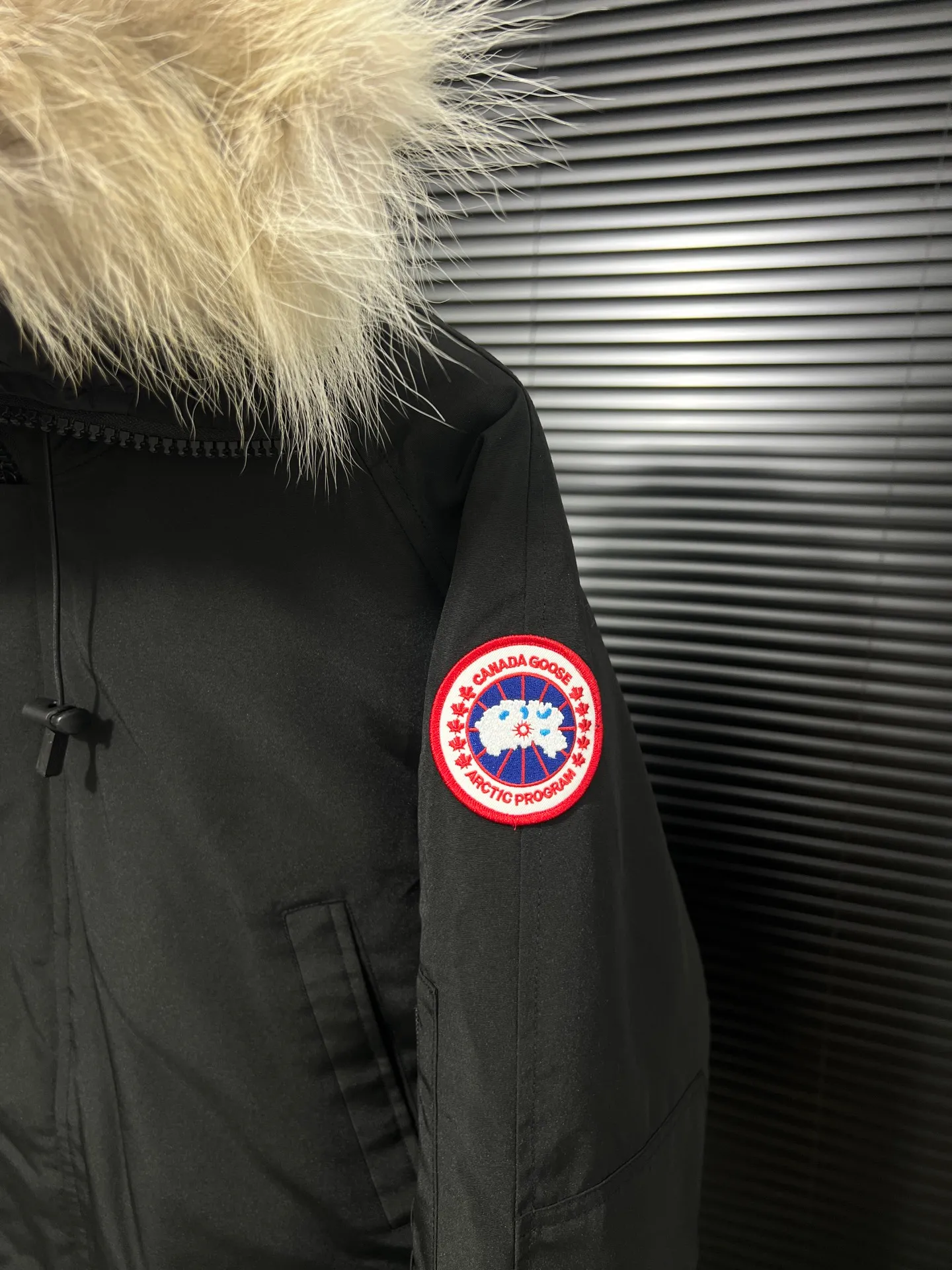 P720 🆕Top version! Comes with a tote bag! Chip version💰𝑪𝒂𝒏𝒂𝒅𝒂 𝑮𝒐𝒐𝒔𝒆/Canada Goose Chilliwack Goose 01 bomber jacket down! The top original replica version refers to the highest version in China currently (there is no one) ⚠️Note: There is no foundry in China! ! ! Saying it is original order, ZP goods, pure original goods, etc. is just a gimmick by some peers. Do not be deceived!  ⚠️Note: The latest version of this year’s authentic product has a strap (the latest version can be bought at the newly opened Galeries Lafayette Canada Goose counter in Beijing) ⚠️Note: (The authentic product does not have blue wash marks this year) Version comparison introduction 1⃣️Top replica: Made of 18-count polyester-cotton blended fabric imported from South Korea (authentic synchronized fabric), national standard 90 white duck down, western Canadian coyote hair 2⃣️Mid-range version: Made of domestically produced 21-count polyester-cotton fabric, 50% standard white duck down, Eastern Canada coyote hair, top original goose analysis Analysis 1 (wolf hair): All customers are guaranteed to receive a fur collar that is grayer than the original color. Each wolf hair is 55cm long and 14cm wide, all made from wild first-grade gray wolf skins in western Canada! Analysis 2 (Trademark): We use dyed embroidery thread to truly achieve 100% reproduction of the trademark, ensuring that the embroidery thread is exactly the same as ZP, with zero color difference and 100% reproduction of the map letters! (We can guarantee that no one in our industry is more attentive and professional than us!) Analysis 3 (fabric): As we all know, the Canada Goose ZP fabric in previous years was a 21-count polyester-cotton washed, calendered and brushed fabric that was relatively hard. Last year and this year, dozens of authentic products purchased were all made of 18-count pure cotton fabrics, and we finally decided to use 18-count polyester cotton! (ZP synchronized fabric) Analysis 4 (Accessories): Domestic exclusive version of Velcro, one to one Y-shaped double hook original Velcro, YKK zipper, exclusive original workmanship of washed threaded down jacket!  Authentic products are not 100% perfect and flawless. Authentic products also have velvet hair loss, and most of the authentic wolf fur is mainly eastern yellow wolf fur. (Because our wolf skins are all auctioned at the same auction house as authentic products) There is an auction list to prove it.  At the same time, I will teach you a trick: buy an authentic product from Tmall, buy a piece of clothing from a merchant you trust at the same time, and come back to compare the details. ⚠️ Remember you get what you pay for! Don't be greedy for small gains, or you will suffer big losses! Color: Black Navy Beige Graphite Gray Royal Blue Size: XS S M L 54 120 84 79 140-160 XL 56 124 86 81 160-180 XXL 58 128 88 83 180-200